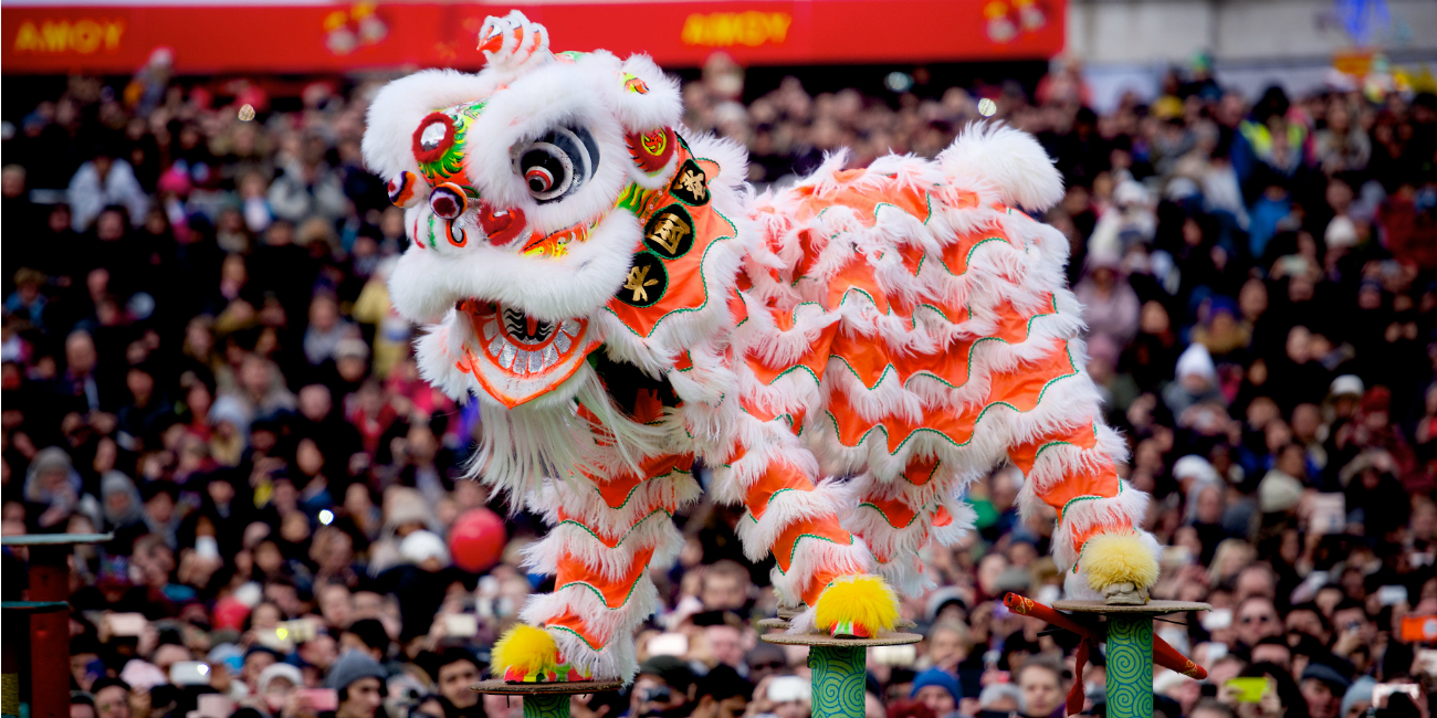 В январе 2017 из китая в лондон. Китайский новый год в Лондоне. Китайский новый год парад. Китайский парад в Лондоне. Китайский дракон парад.