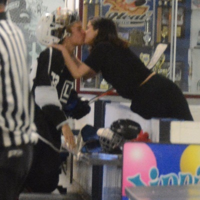 Justin-Bieber-Selena-Gomez-Kissing-Hockey-Game-2017.jpg