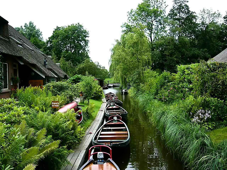 water-village-no-roads-canals-giethoorn-netherlands-10.jpg