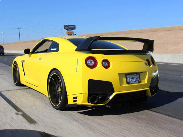 driving gtr r35 yellow.jpg