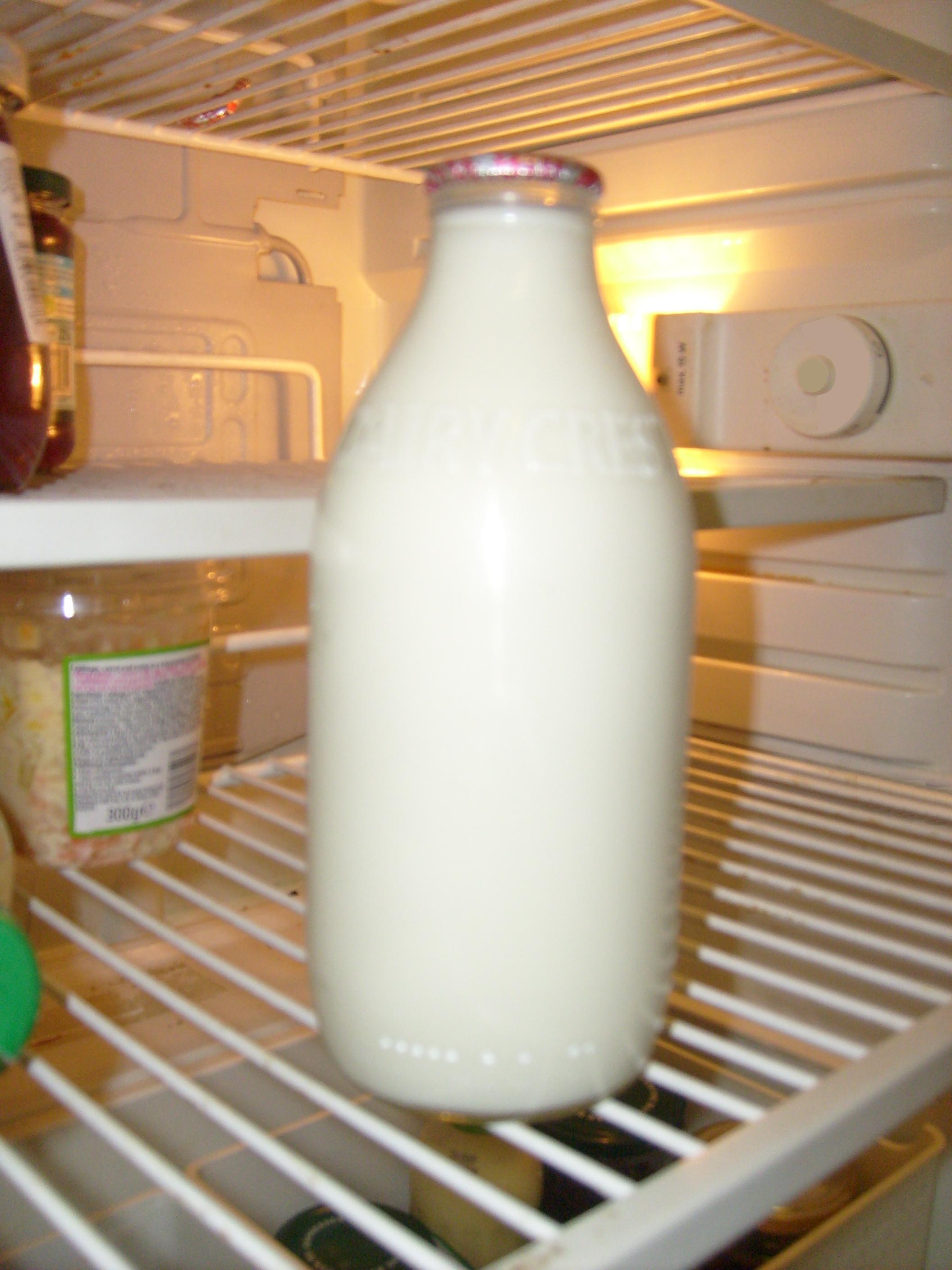 Dairy_Crest_Semi_Skimmed_Milk_Bottle.jpg