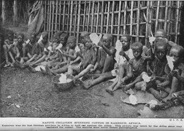 Kamerun_children_weaving_cloth_2.jpg