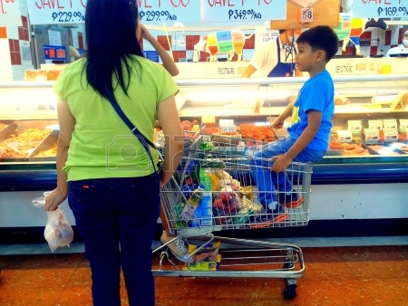 24313299-padre-e-hijo-esperan-su-turno-en-un-supermercado.jpg