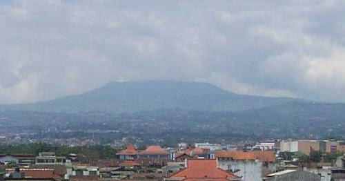 Tangkuban-Perahu-dari-jauh.jpg