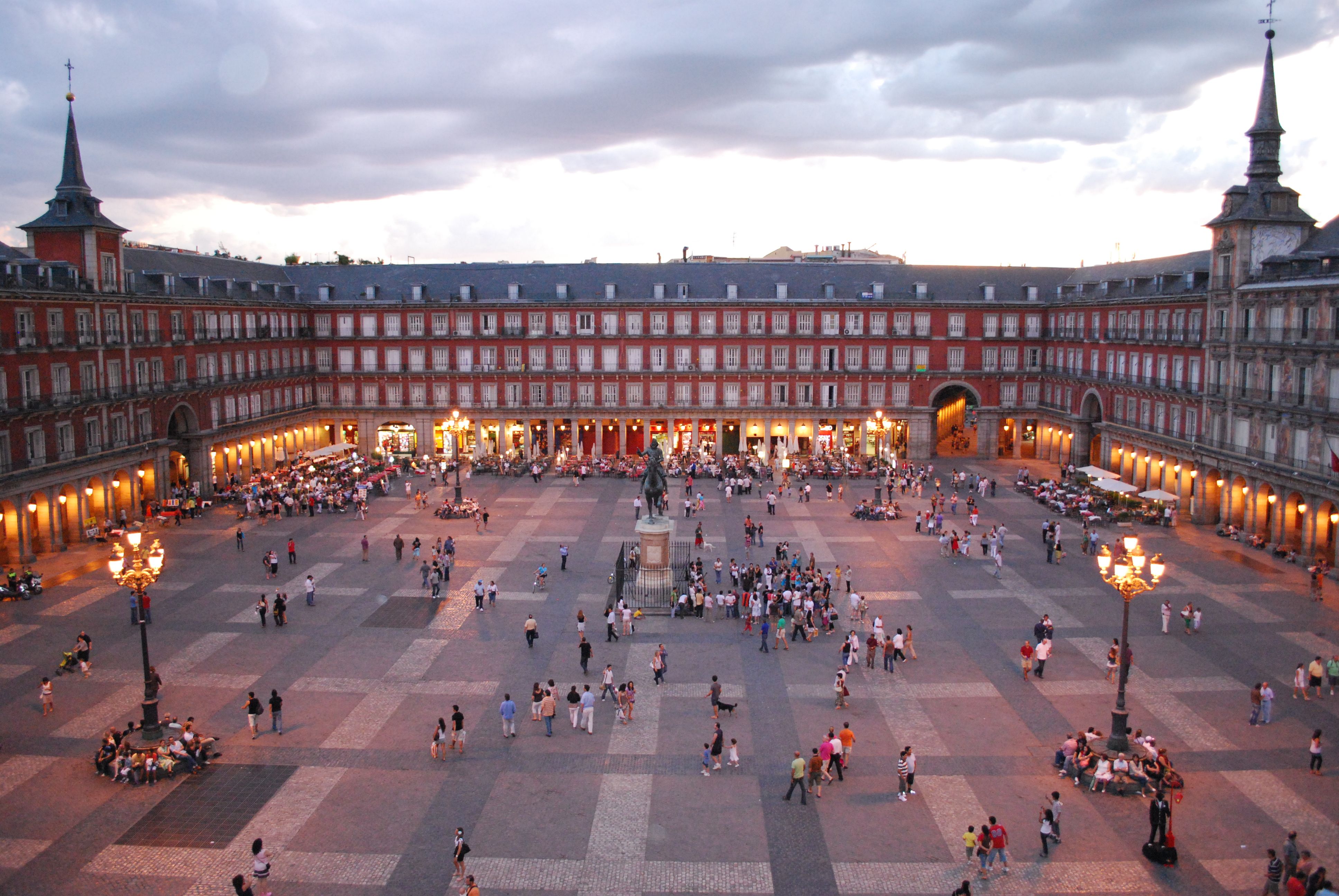 Plaza_Mayor_de_Madrid_06.jpg