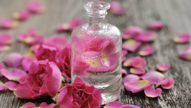 header_image_fustany-beauty-skincare-six_ways_to_use_rosewater-main_image.png