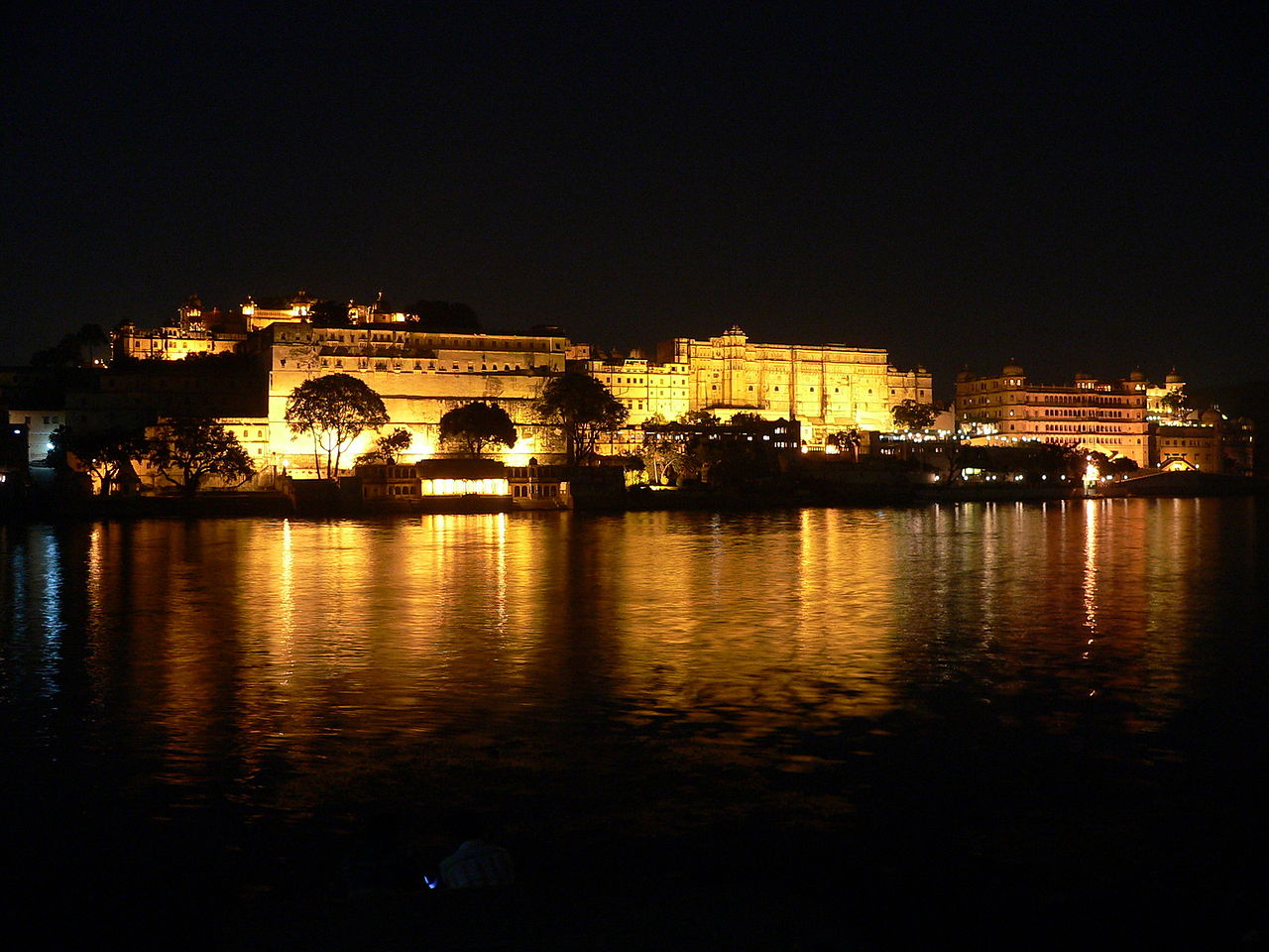 1280px-Udaipur_palace_night.jpg