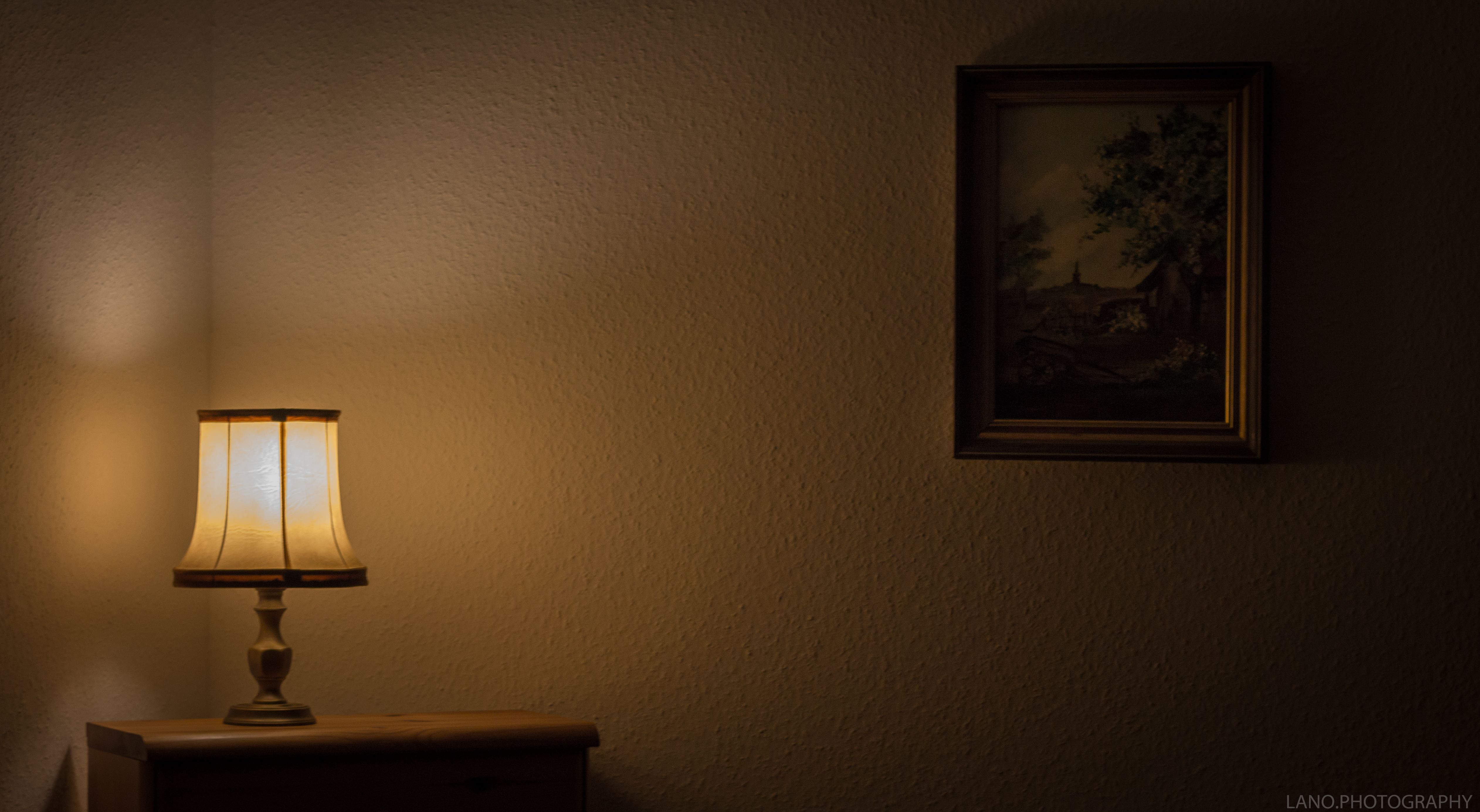 Сделай свет тускло. Темный угол комнаты. Лампа в комнате. Свет в темной комнате. Приглушенный свет в комнате.