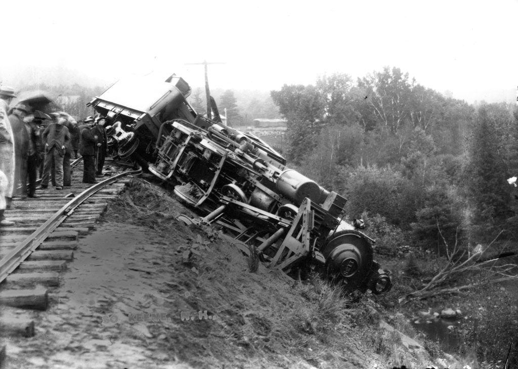 Boston_&_Maine_train_-1138_derailed,_Keene_NH_(2)_(14227631718).jpg