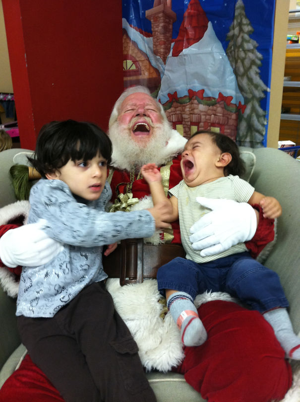 10-Creepiest-Santas-and-the-Kids-they-Terrorize-585011c1ce918__605.jpg