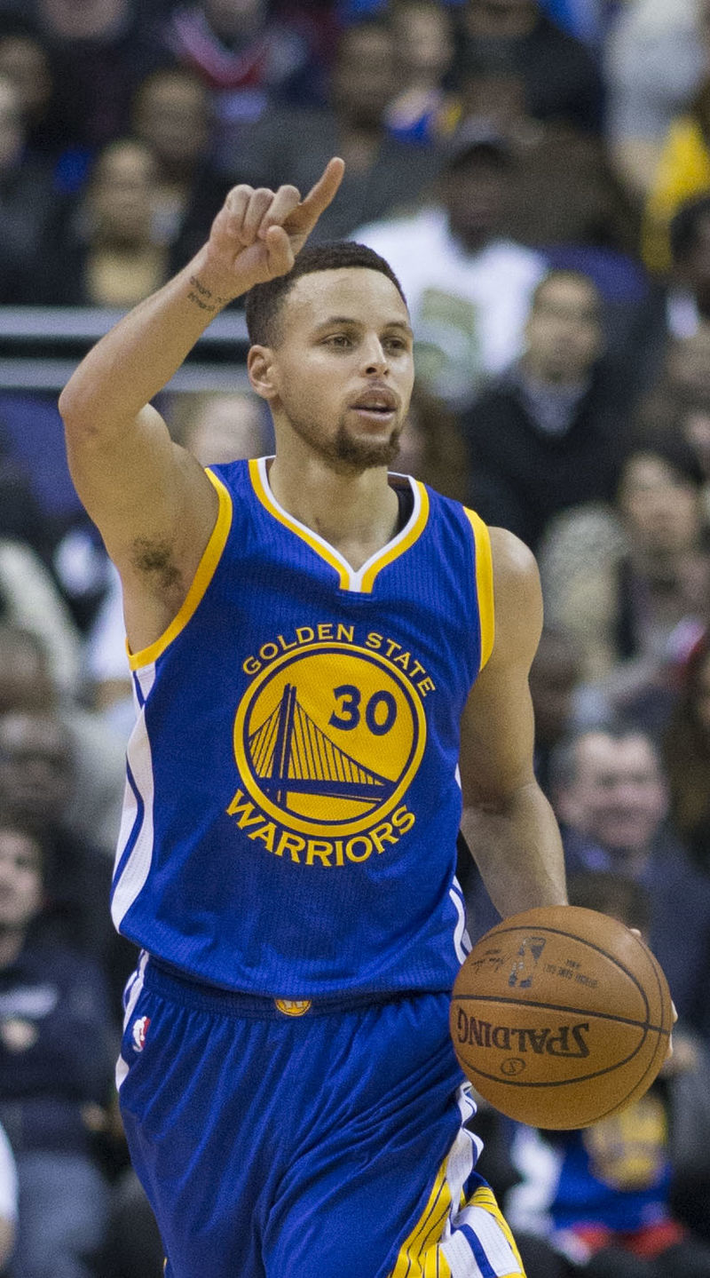 Stephen_Curry_dribbling_2016_(cropped).jpg