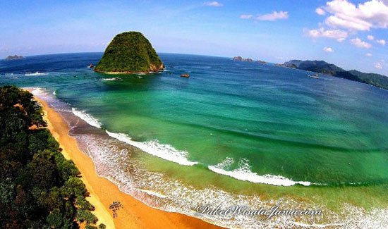 Pesona-Alam-Laut-Merah-Primadona-Pariwisata-Banyuwangi.jpg