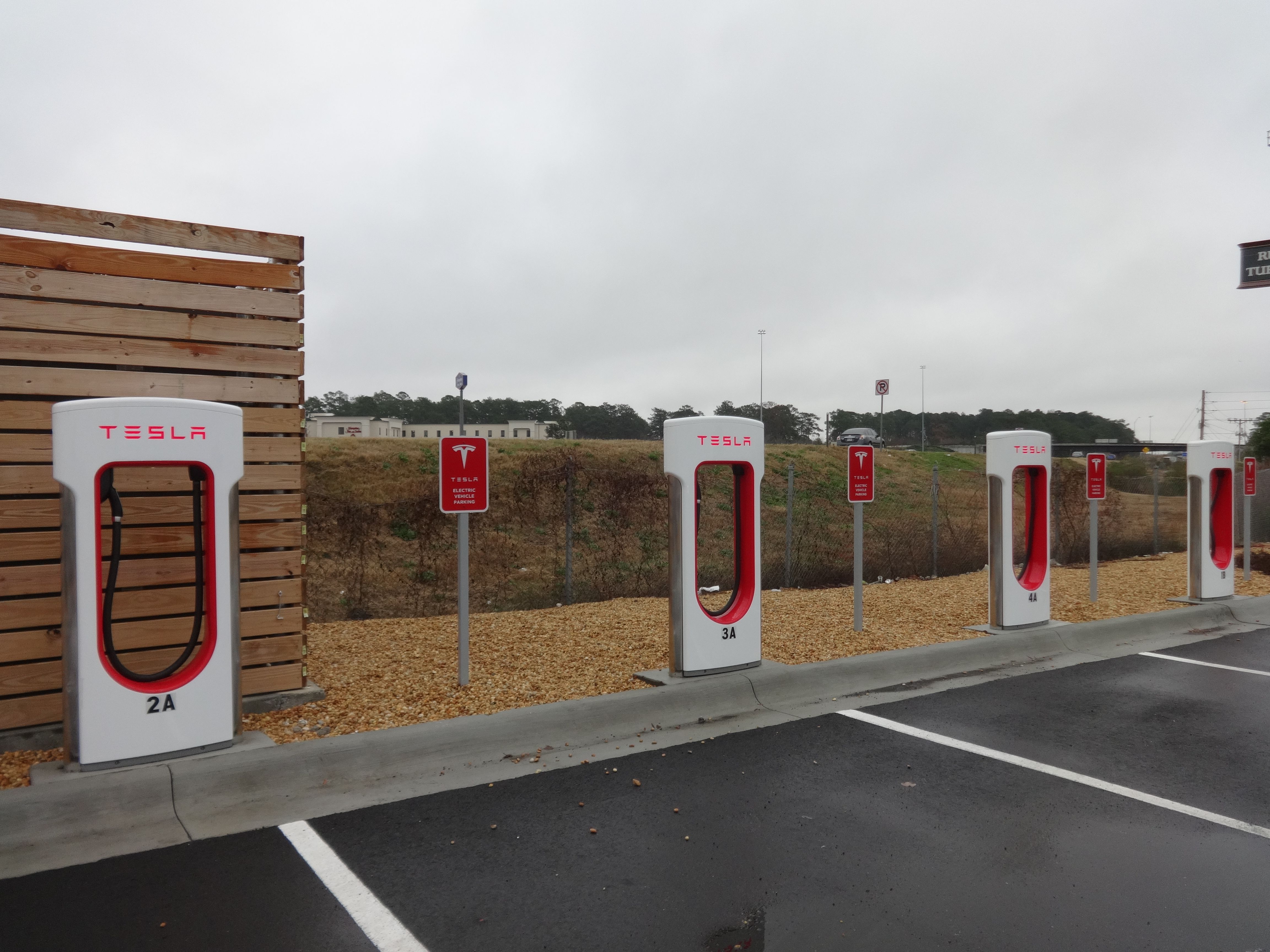 Tesla_Supercharger,_Tifton.JPG