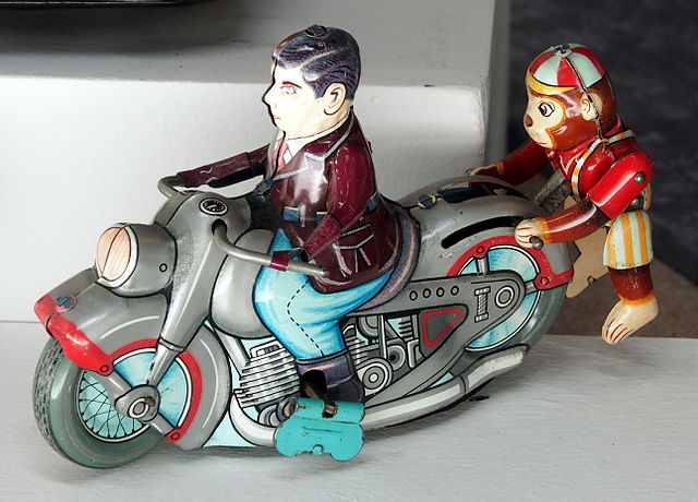 Tin_toy_motorcycle_with_monkey_on_its_back,_Musée_du_jouet_de_Colmar,_pic2.JPG