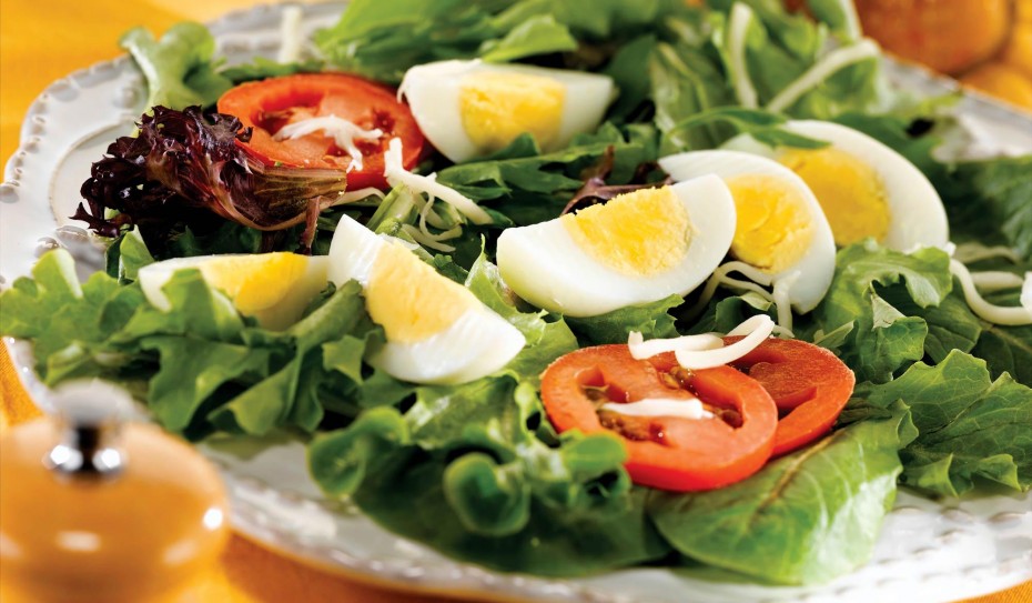 Mixed-Green-Salad-with-Eggs-3-930x543.jpg