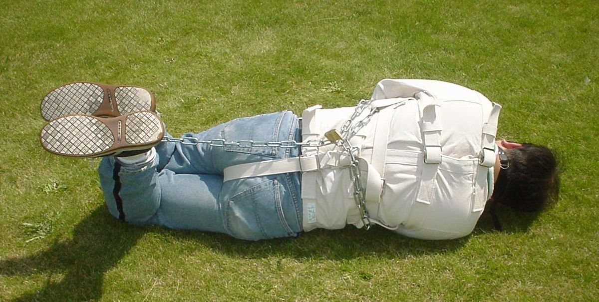 1200px-Straitjacket-rear.jpg