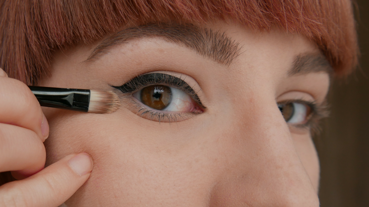 Winged eyeliner - clean up-melissavandijkmakeuptutorials.png
