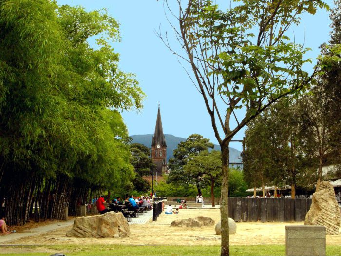 Colombia-Medellín-Parque-pies-descalzos.jpg