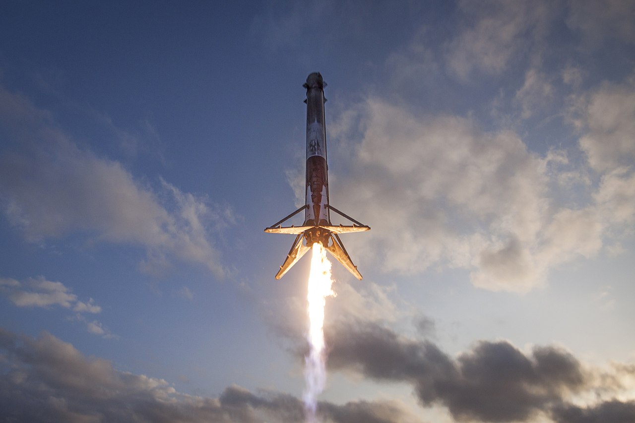 1280px-SES-10_Mission_-_Falcon_9_First_Stage_Landing_(32996435084).jpg