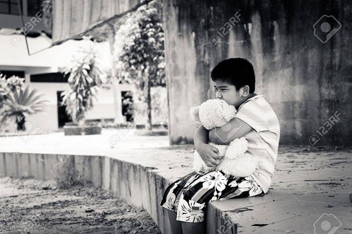 80623496-cute-asian-boy-crying-alone-in-the-park-black-and-white-tone.jpg