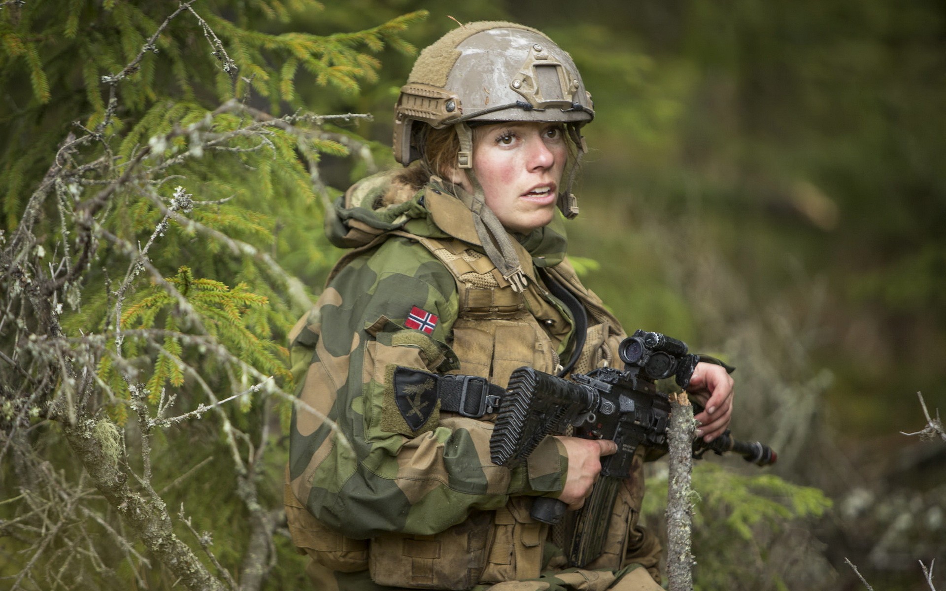 339579-soldier-women-Norwegian_Army-HK_416.jpg