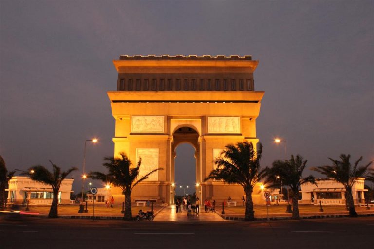 monumen-simpang-lima-gumul-tempat-di-indonesia-mirip-luar-negeri-768x512.jpg