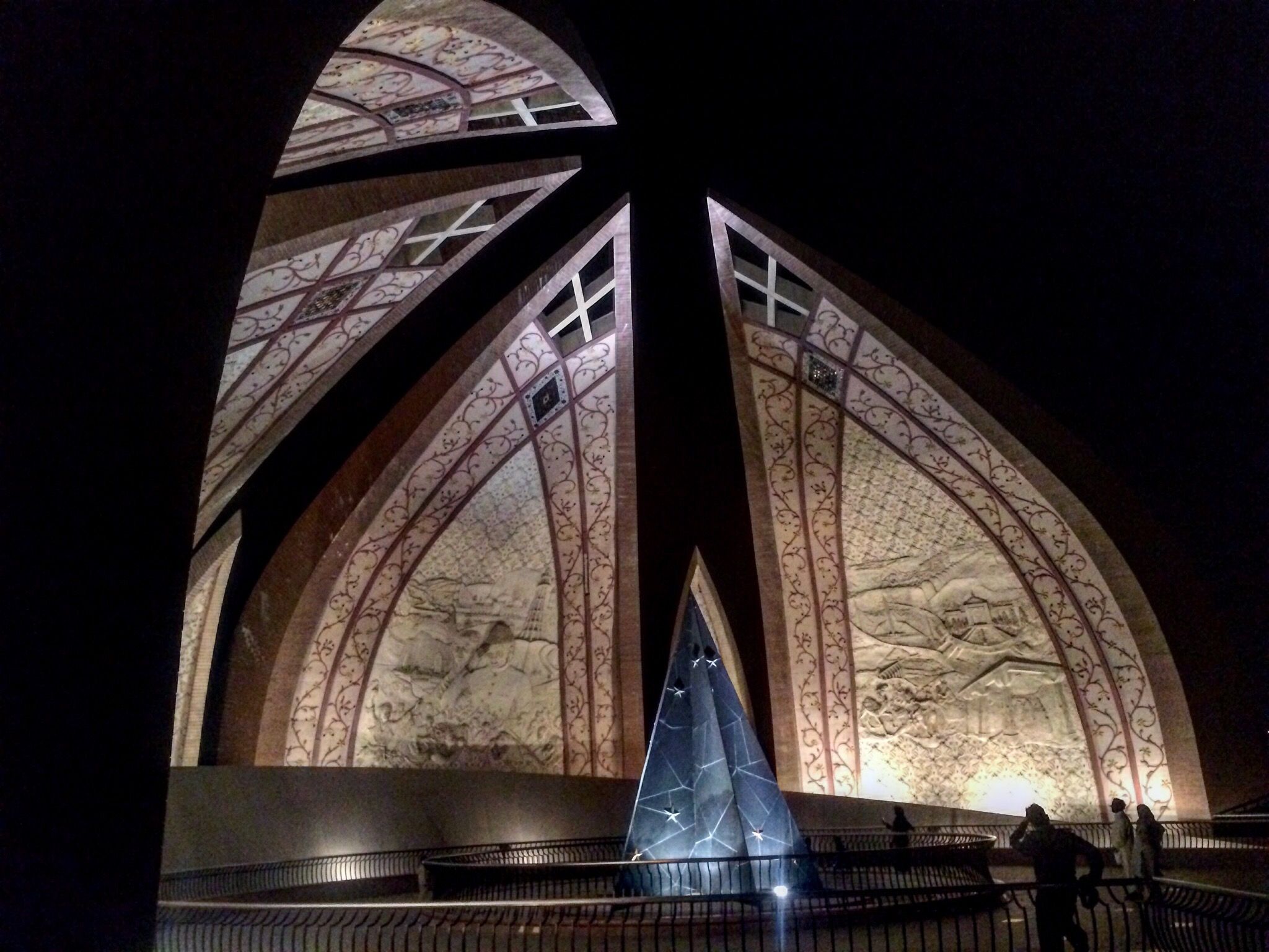 Pakistan_Monument_curves.jpg