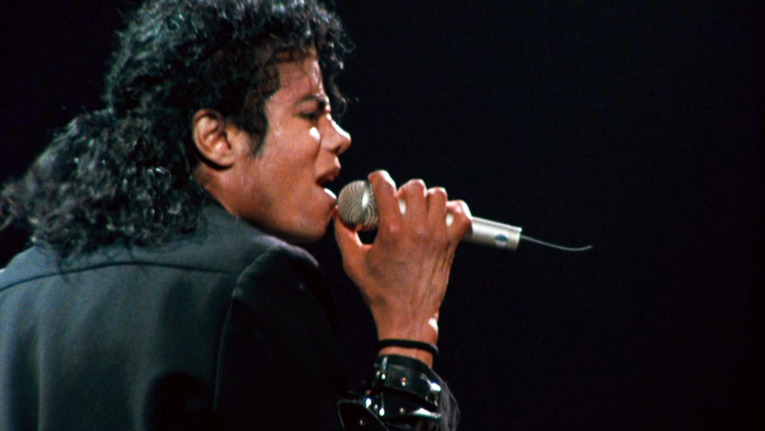 Michael-Jackson-Long-Live-The-King-michael-joseph-jackson-tribute-37967239-1572-886.jpg