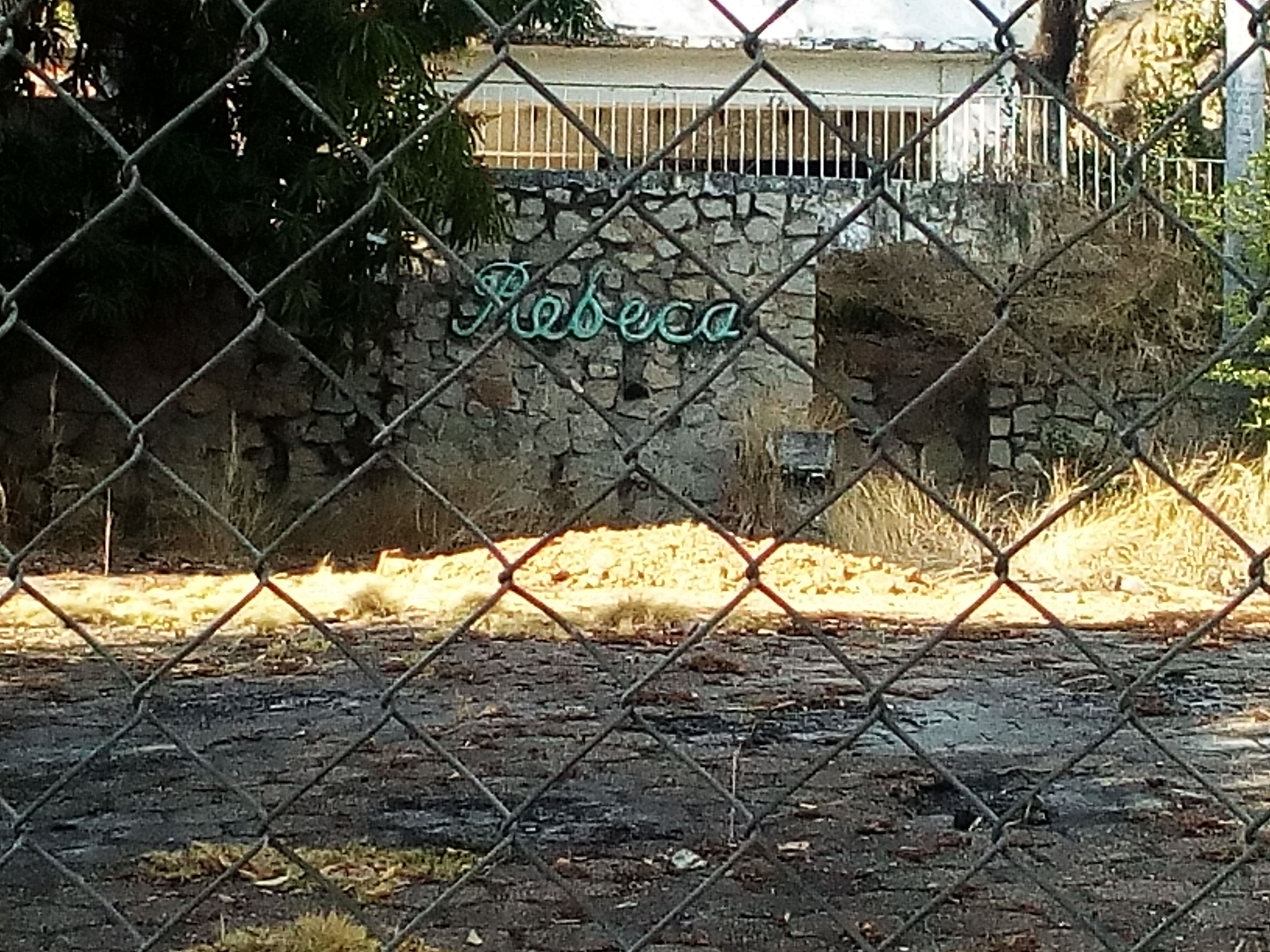 IMG_20180312_163855 La Quinta de Rebeca Acapulco brothel disrepair fenced-over gate (freezing.quirky.recorder).jpg
