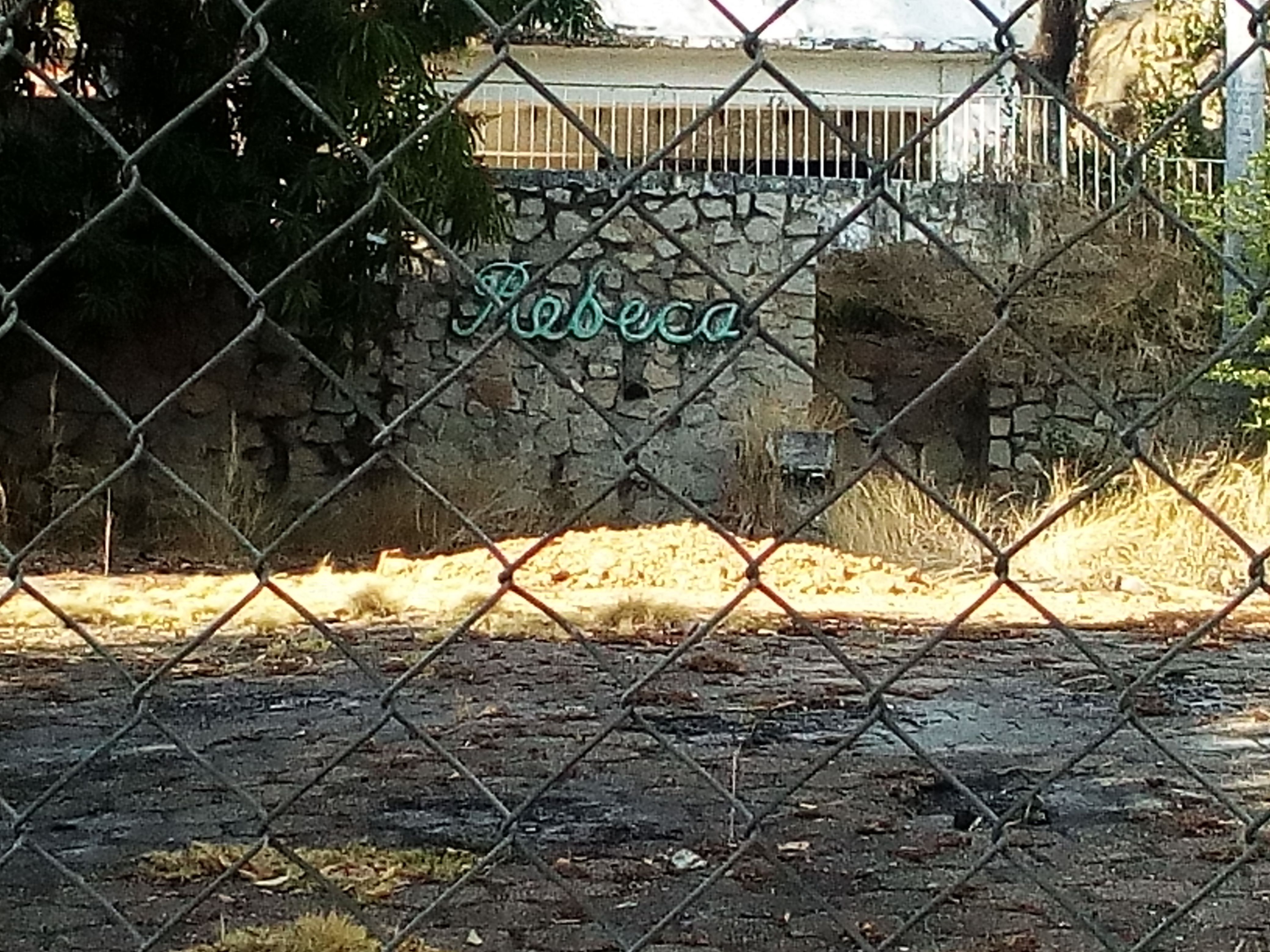 IMG_20180312_163855 La Quinta de Rebeca Acapulco brothel disrepair fenced-over gate (freezing.quirky.recorder).jpg