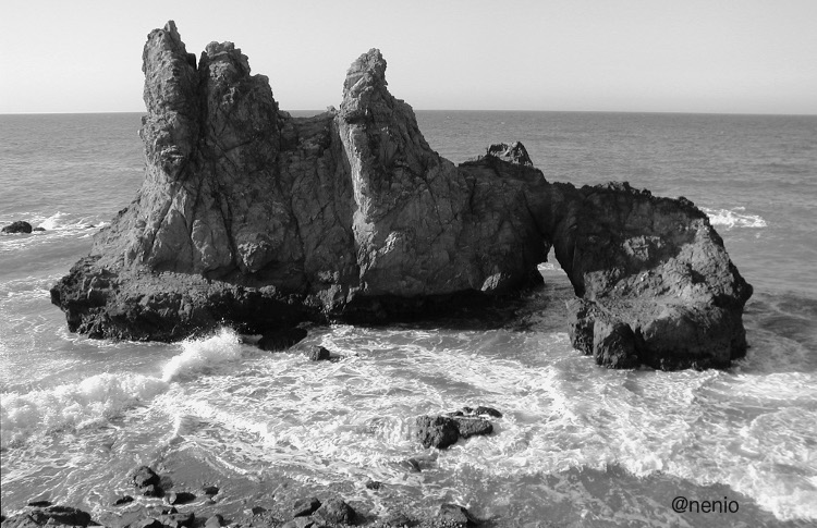 rocks-at-sea03-1.jpg