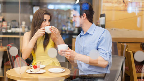 9-pareja-cafeteria_1.jpg