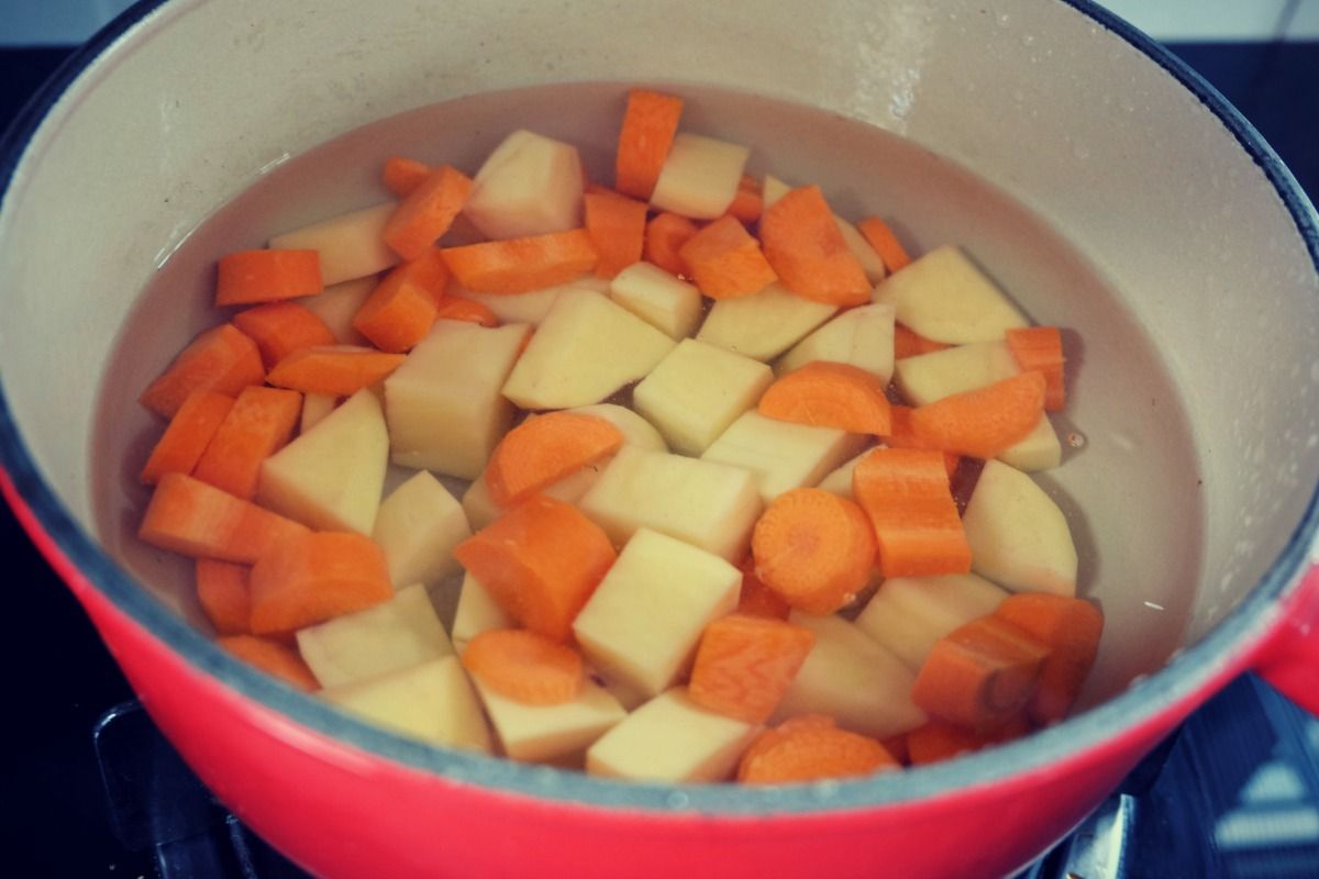 Broccoli-soup-with-cheesy-carrot-cream-1.jpg