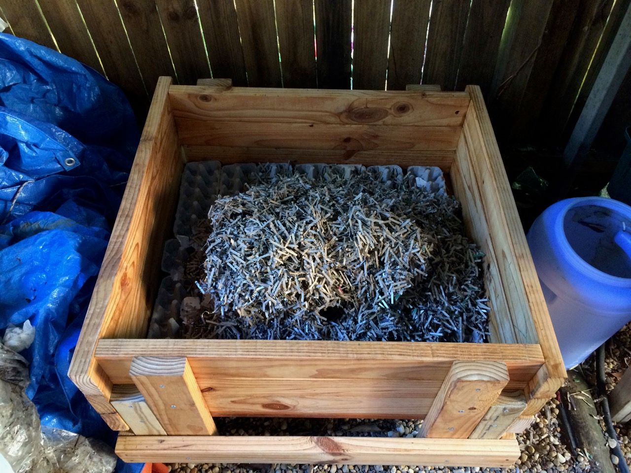 Corrugated cardboard as bedding for a worm bin