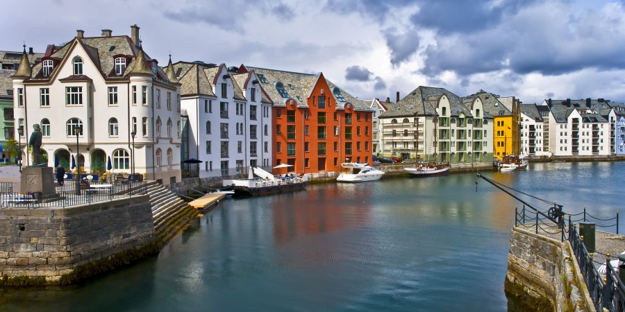 2e_art_nouveau_walk_wo_jugenstilsenteret_alesund__17_shutterstock_81927097_aalesund_sergei25.jpg