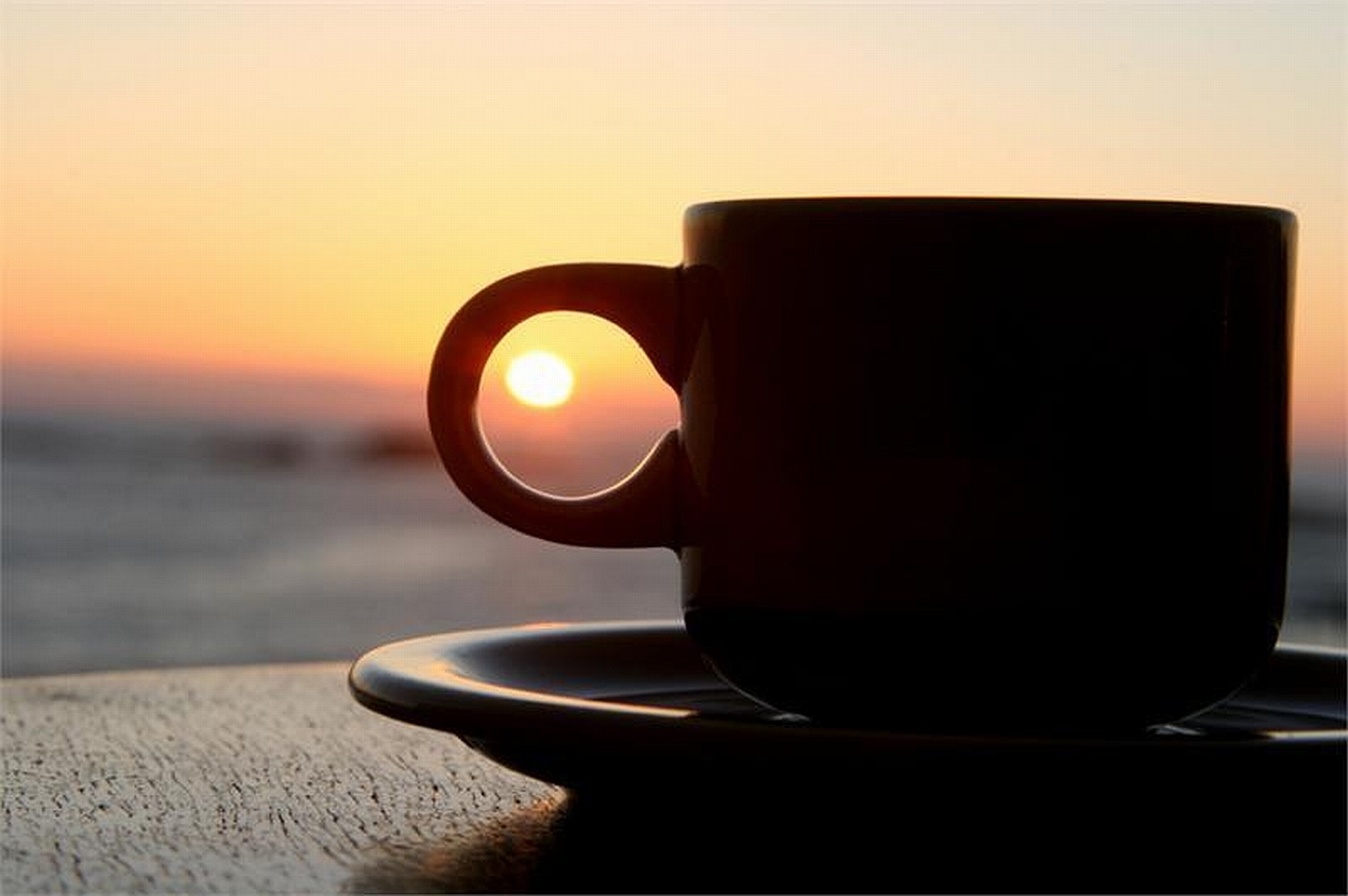 Morning. Чашка кофе на рассвете. Утро кофе солнце. Чашка чая на закате. Кружка чая и море.