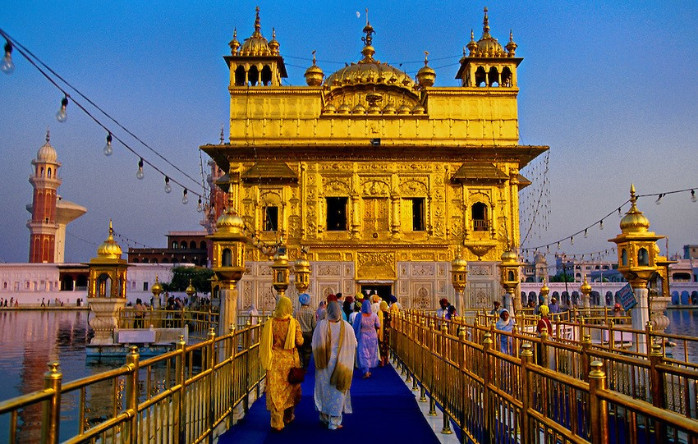 Harmandir Sahib di Punjab, India..jpg