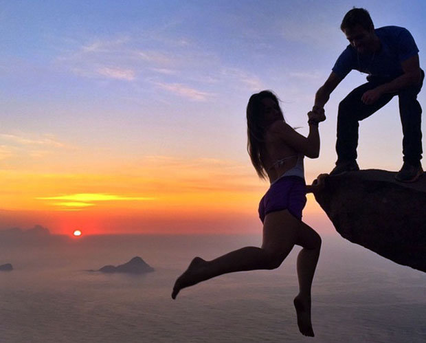 COUPLE-HANGING-OFF-ROCK-370372.jpg