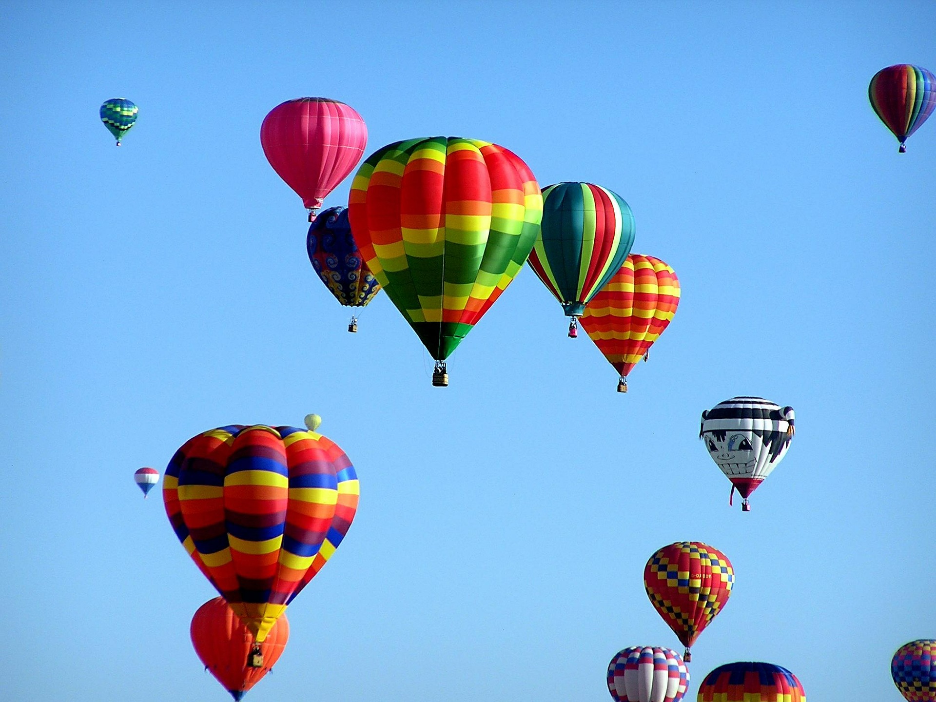 hot-air-balloons-439331_1920.jpg