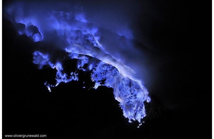 blue_flame_kawah_ijen_volcano_.jpg
