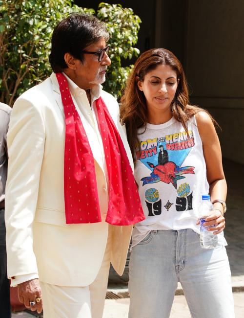 Amitabh-Bachchan-gets-a-hug-from-daughter-Shweta-Bachchan-wonders-what-would-he-do-without-her(1).jpg