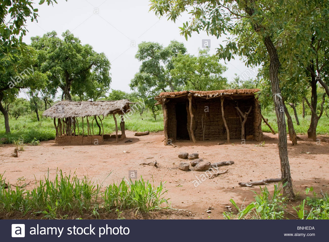 abandoned-homestead-in-the-gonja-triangle-damango-district-ghana-BNHEDA.jpg