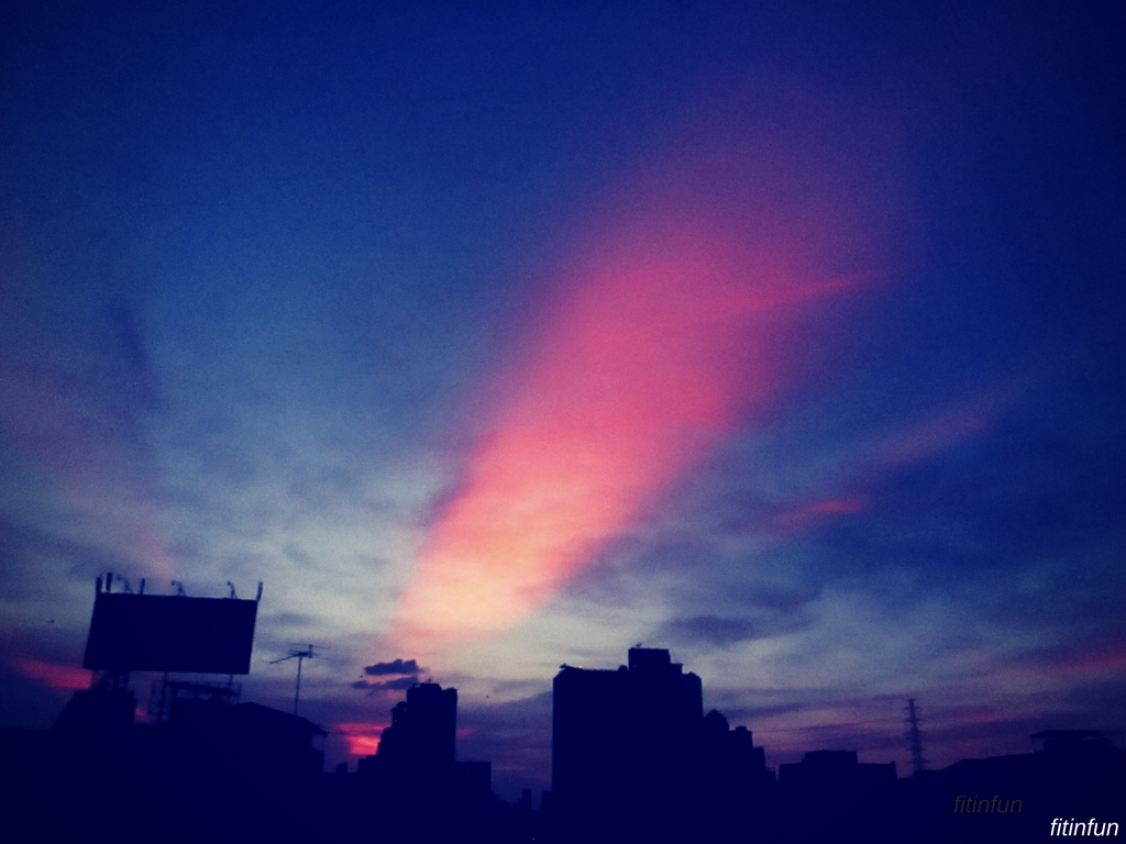 sky streak sunset bangkok thailand golden hour photography fitinfun.jpg