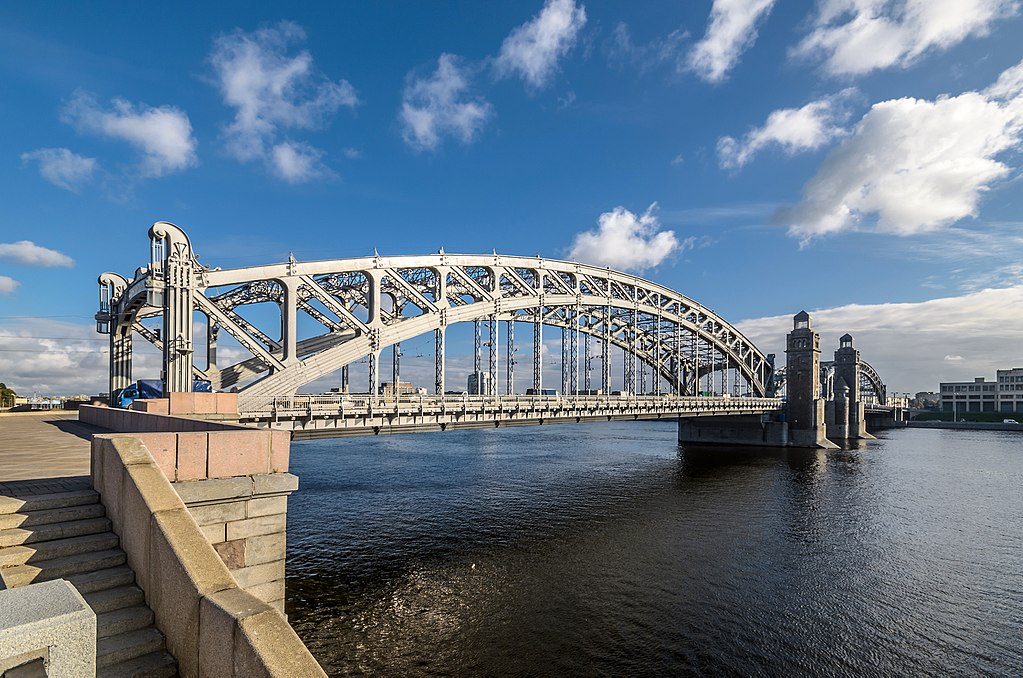 1024px-Bolsheokhtinsky_Bridge_SPB_02.jpg