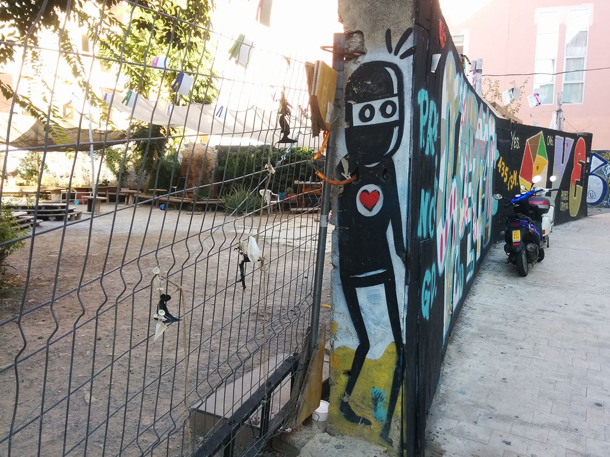 graffiti-valencia-spain-ninja-extraterrestre-love-amor-steemit-trenz (17).jpg