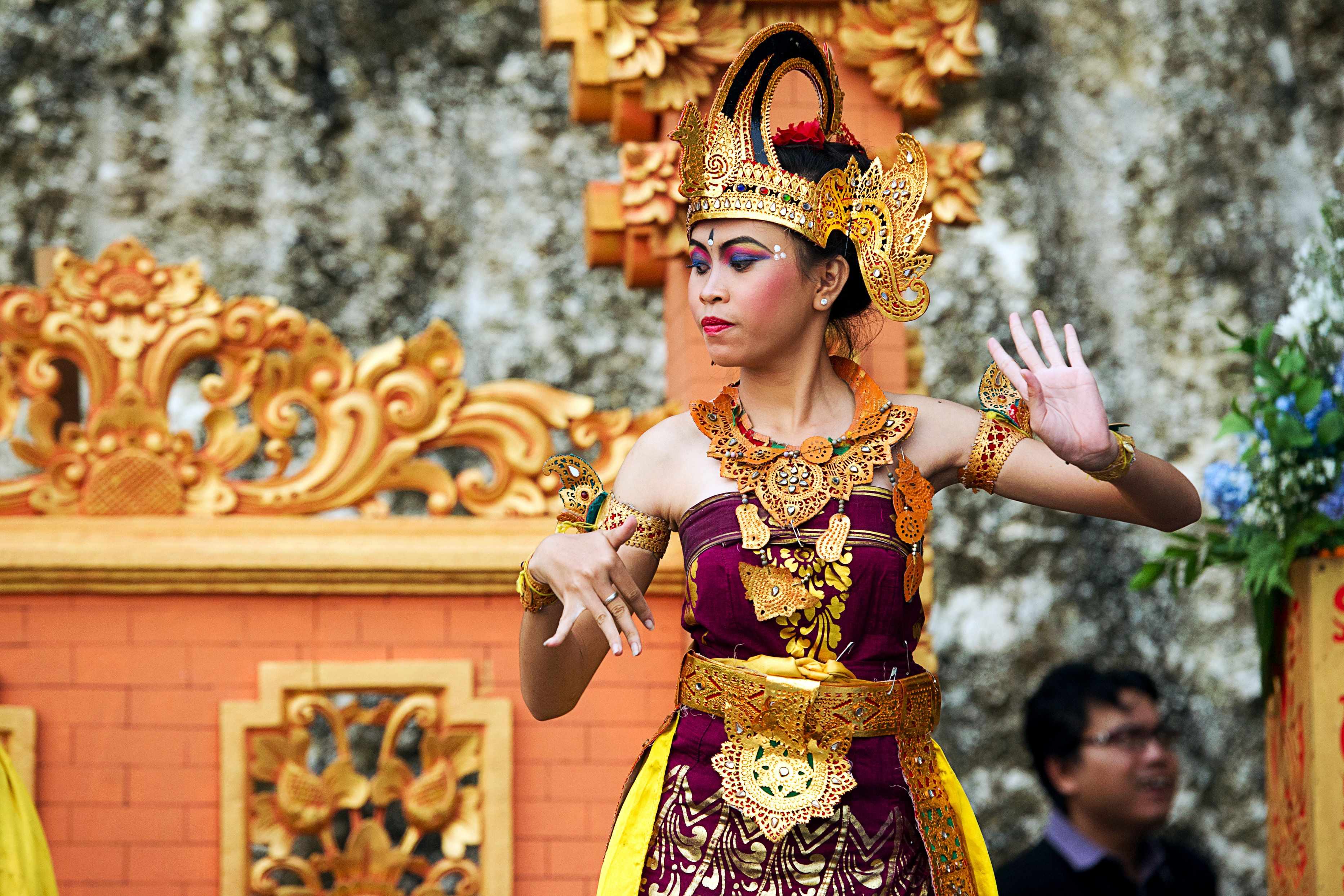 B00001 Bali wedding dancer.jpg