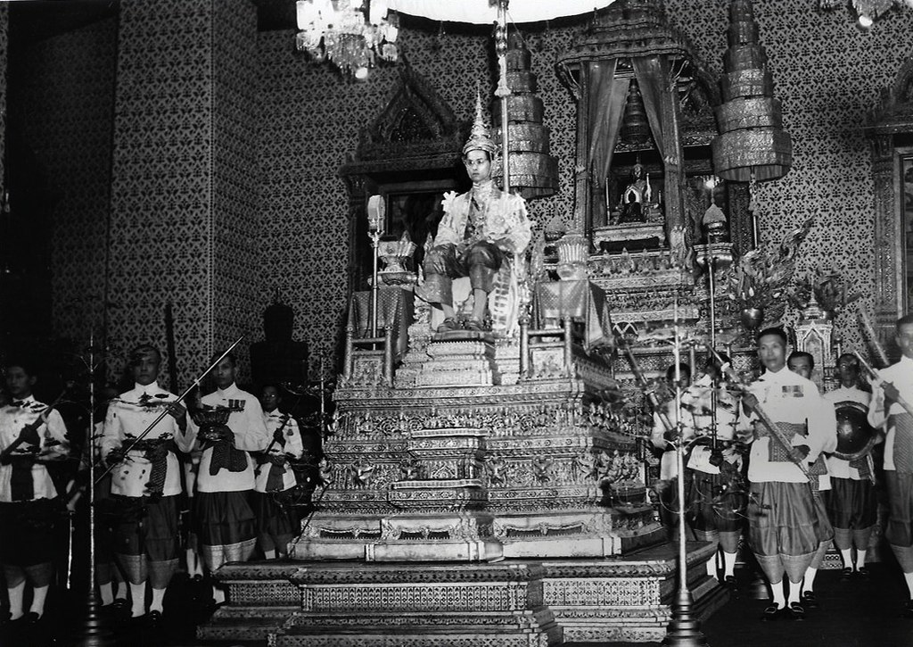 Coronation_audience_at_the_Amarin_Winichai_of_King_Rama_IX.jpg