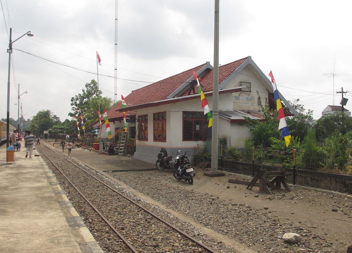 Stasiun_Tebingtinggi_(EL)_08-2015.jpg