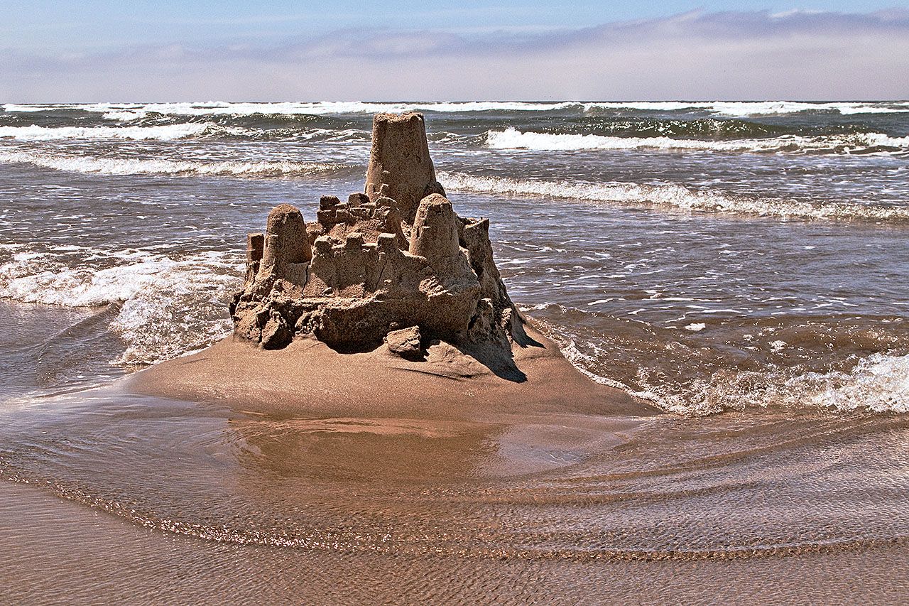 Sand_castle,_Cannon_Beach.jpg