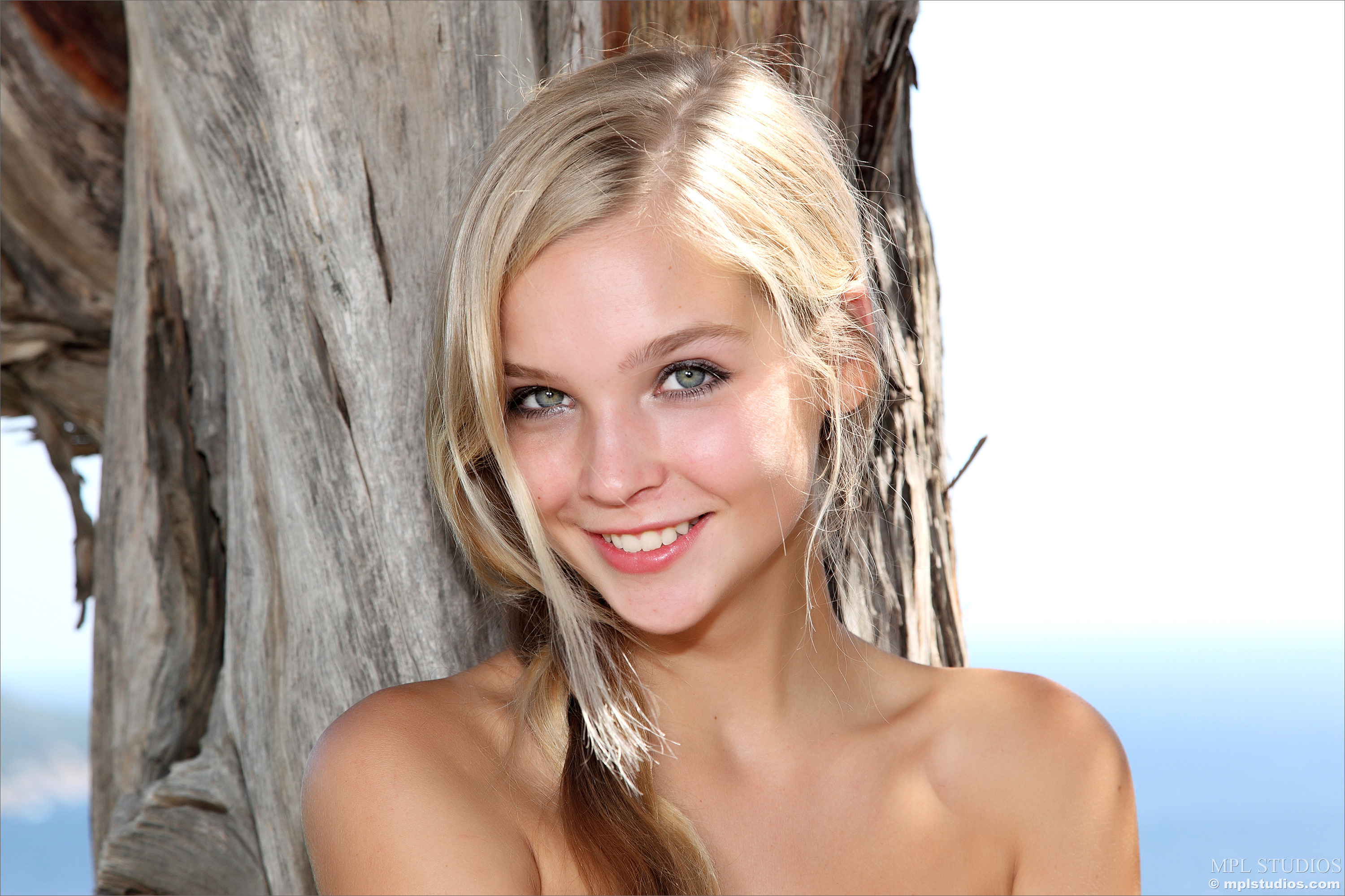 MPL_Studios_-_Sienna_-_Easy_To_Love__12_.jpg